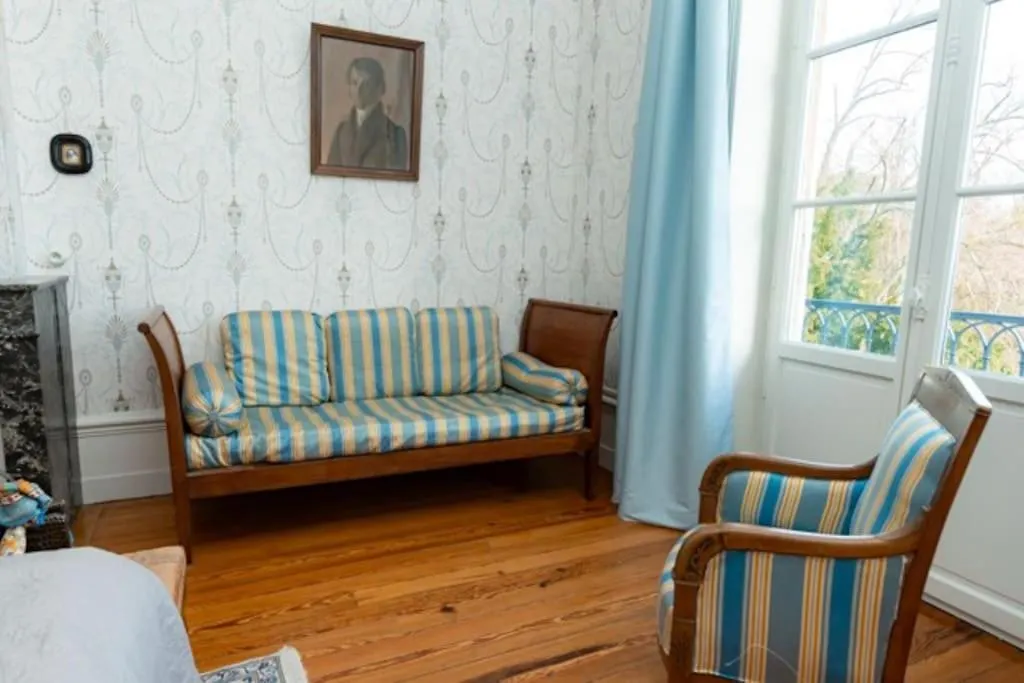 Gite Ou Chambres D'Hotes Au Chateau De Montclair Pommiers