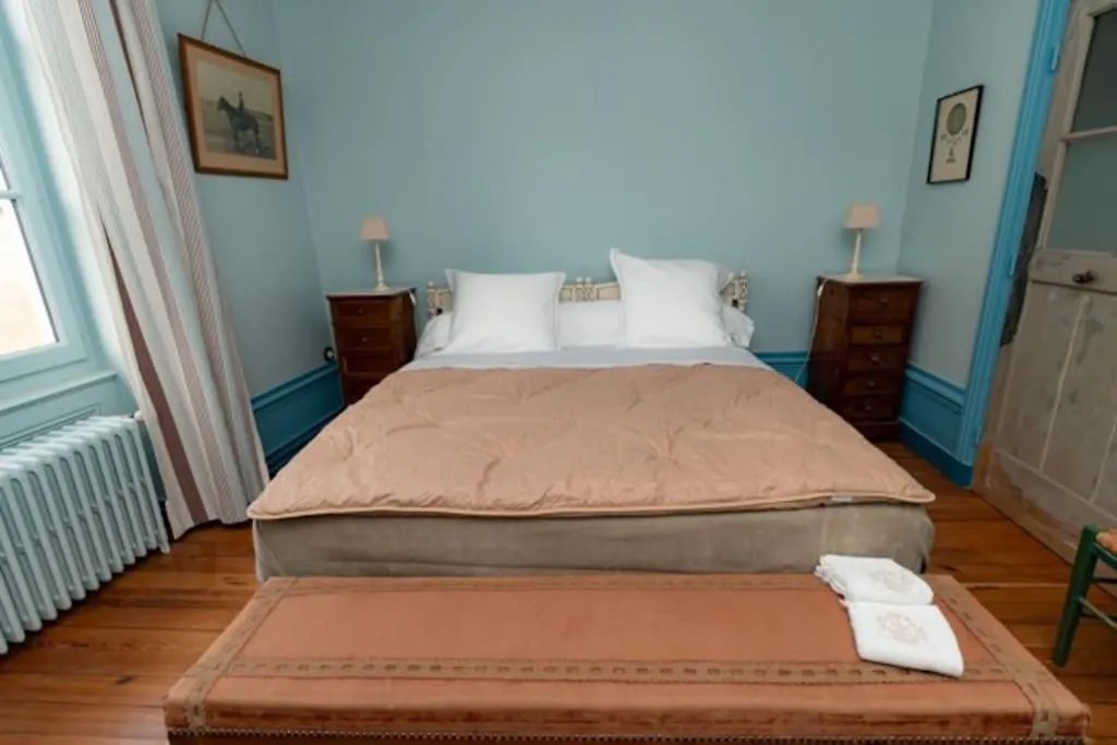 Gite Ou Chambres D'Hotes Au Chateau De Montclair Pommiers  0*, Pommiers (Rhone) France