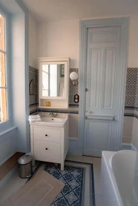 Gite Ou Chambres D'Hotes Au Chateau De Montclair Pommiers  0*, Pommiers (Rhone)