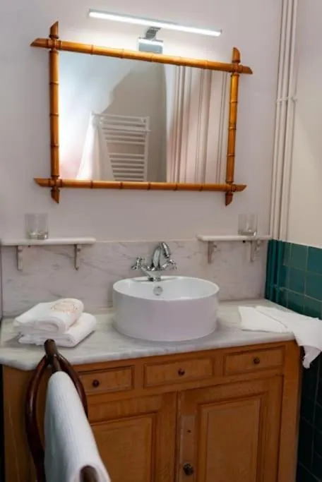 Gite Ou Chambres D'Hotes Au Chateau De Montclair Pommiers