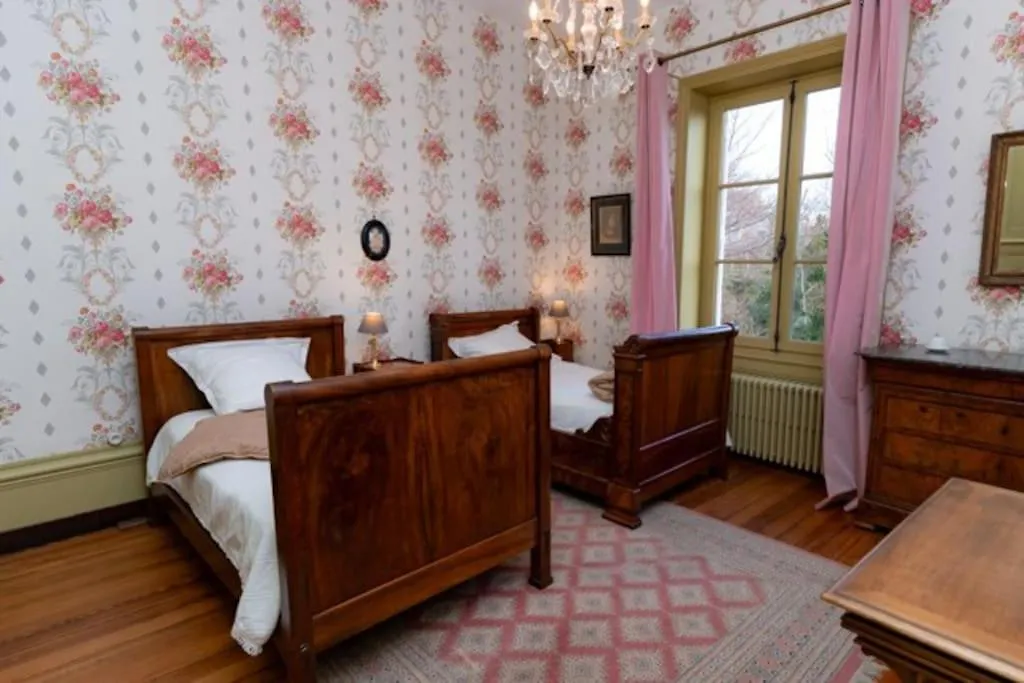 Gite Ou Chambres D'Hotes Au Chateau De Montclair Pommiers  France